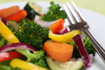 Vegan oder vegetarisch essen Gemüse auf Teller
