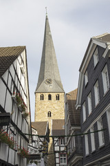 Steinhagen und Kirche Sankt Georg in Hattingen, NRW, Deutschland