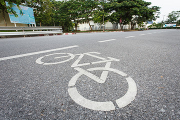 Obraz premium Bicycle sign or icon on the road in the park
