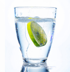 Wasserglas und Limette