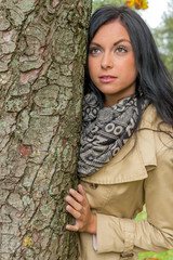 Fototapeta premium Junge Frau mit Baum