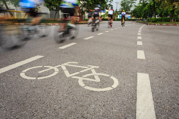 Obraz premium Bicycle sign or icon and movement of cyclist in the park
