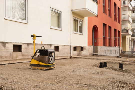 Strassenbau - Aufbringen und Abr&uuml;tteln der Schottertragschicht