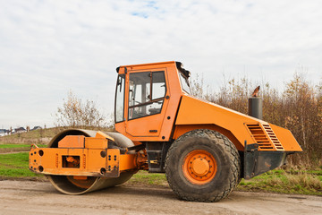 Strassenbau - Ein grosser oranger Walzenzug