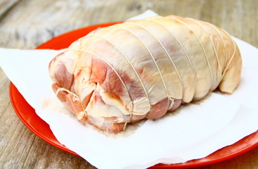 r&ocirc;ti d'agneau cru,&eacute;paule ficel&eacute;e