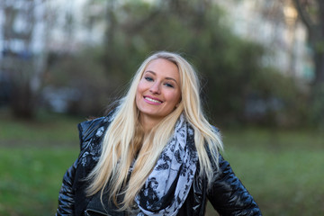 Naklejka premium Mädchen im Herbst