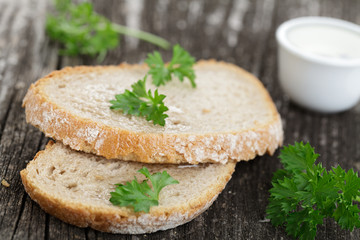 Brot mit Olivenöl und Petersilie
