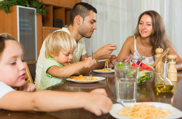 Obraz na płótnie Canvas Family eating spaghetti