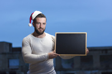 Chico joven anunciando la navidad