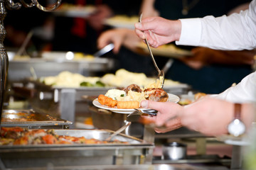 Selbstbedienung am Buffet