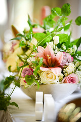 festlicher Blumenschmuck für den Tisch