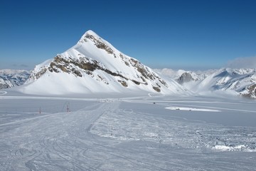 Fototapeta na wymiar Peak of the Oldenhorn, ski lift