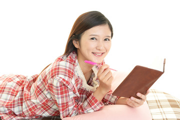 パジャマ姿で寛ぐ女性