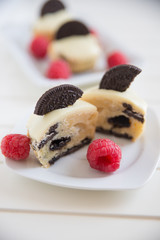 Cupcakes mit Oreos und Himbeeren