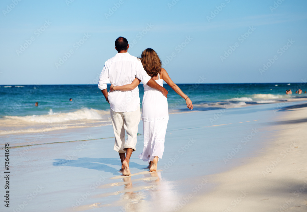 Wall mural romantic couple walking on beach