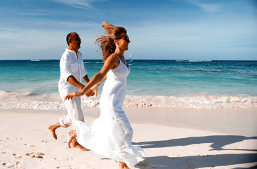 Fototapeta na wymiar Couple running on the beach