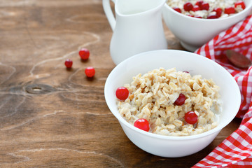 oatmeal with berries and milk
