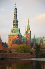 Fototapeta na wymiar Башни королевского замка Фредериксборг осенним вечером. Дания