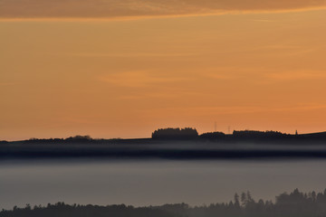 Landschaft im Abendrot und Nebel