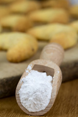 Holzschäufelchen mit Puderzucker