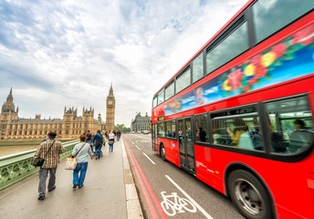 Londres. Bus à impériale accélérant sur le pont de Westminster