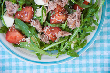 fresh salad with tomatoes, ruccola and tuna