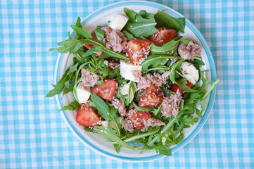 fresh salad with tomatoes, ruccola and tuna