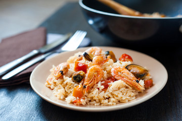 stir fried rice noodles with prawns and mussels