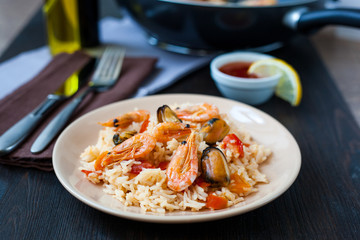 stir fried rice noodles with prawns and mussels