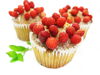 muffin cakes with wild strawberry berries