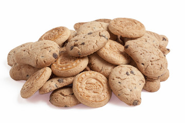 Mélange de gateaux secs italiens en tas sur fond blanc