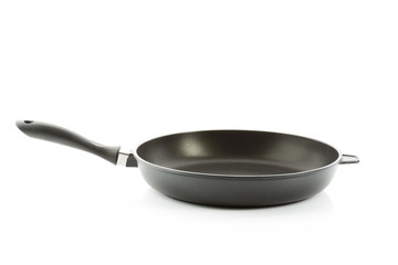 Aluminium Bratpfanne vor weißem Hintergrund