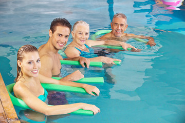 Gruppe beim Aquafitness im Schwimmbad
