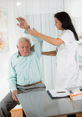 Obraz premium Chiropractic: Chiropractor examining senior man at office