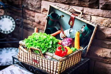 Crédence de cuisine en verre imprimé Pique-nique Old picninc basket with fresh vegetables