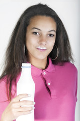 Jeune fille ayant bu du lait