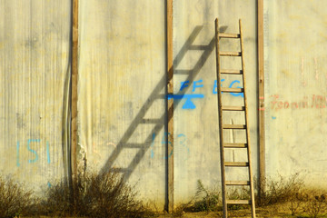 Leiter an der Wand