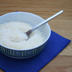 ciotola di formaggio grattugiato su tavolo di legno