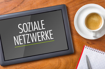 Tablet auf Schreibtisch - Soziale Netzwerke
