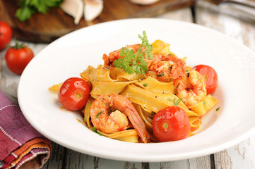 Tagliatelle with prawns and tomatoes