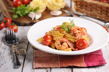 Tagliatelle with prawns and tomatoes