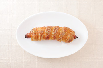 お皿にのせた フランクロール パン テーブルクロス