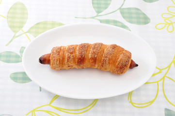 お皿にのせた フランクロール パン テーブルクロス