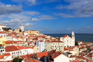 Obraz premium View across Alfama, Lisbon from Miradouro Santa Luzia