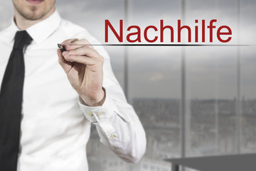 Geschäftsmann schreibt Nachhilfe in die Luft