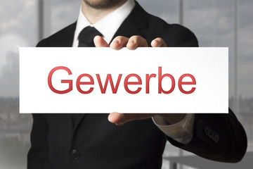 Geschäftsmann hält Schild Gewerbe