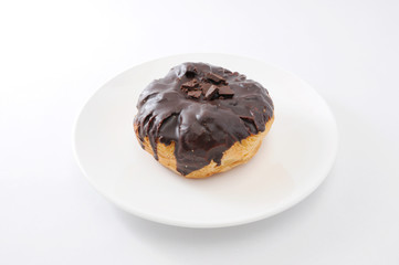 お皿にのせた チョコレート デニッシュ パイ 白背景