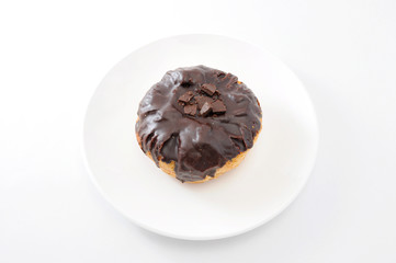 お皿にのせた チョコレート デニッシュ パイ 白背景