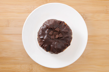 お皿にのせた チョコレート デニッシュ パイ テーブル