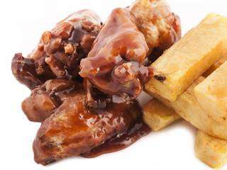 Alitas de pollo con salsa barbacoa y patatas fritas